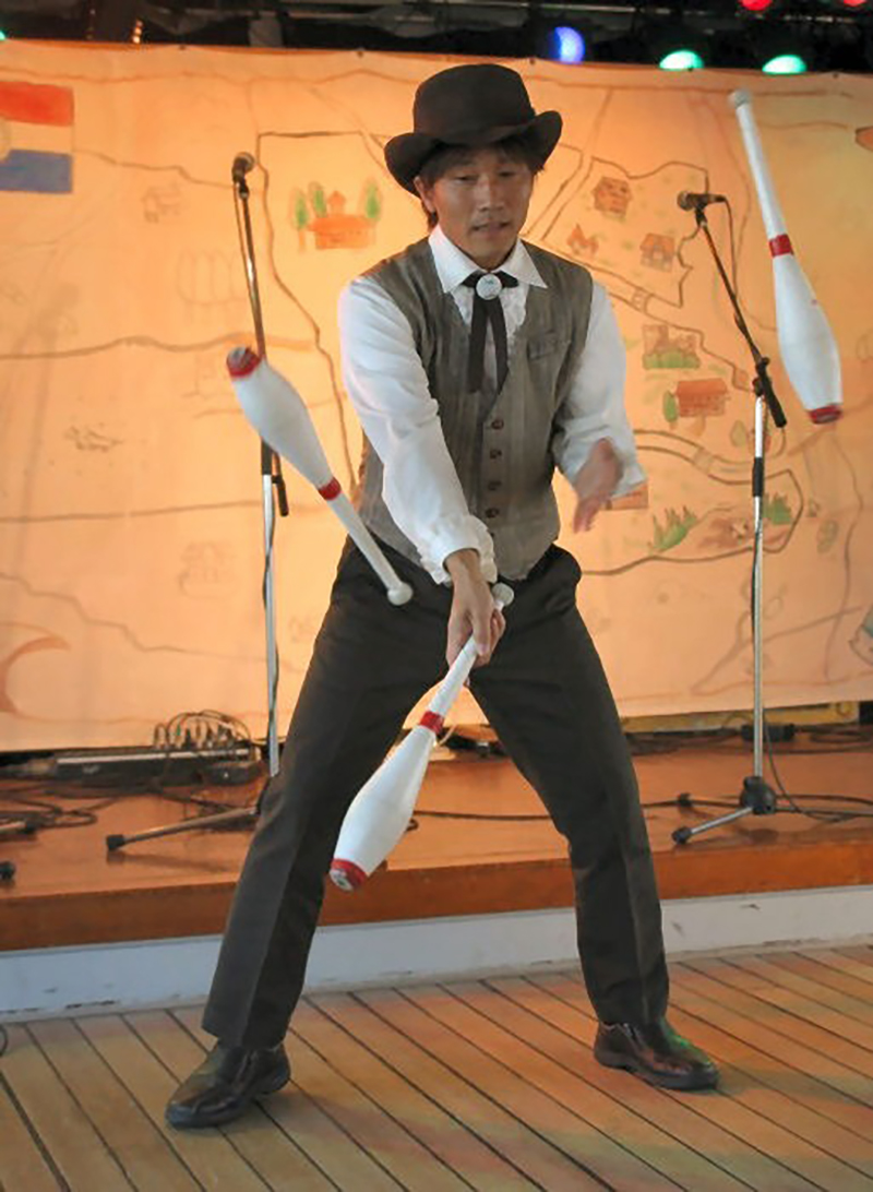 3本のピンでジャグリングをするキビート