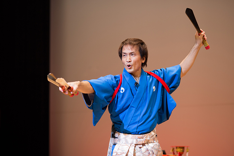 3本の刃物を使いパフォーマンスをする豊来家幸輝