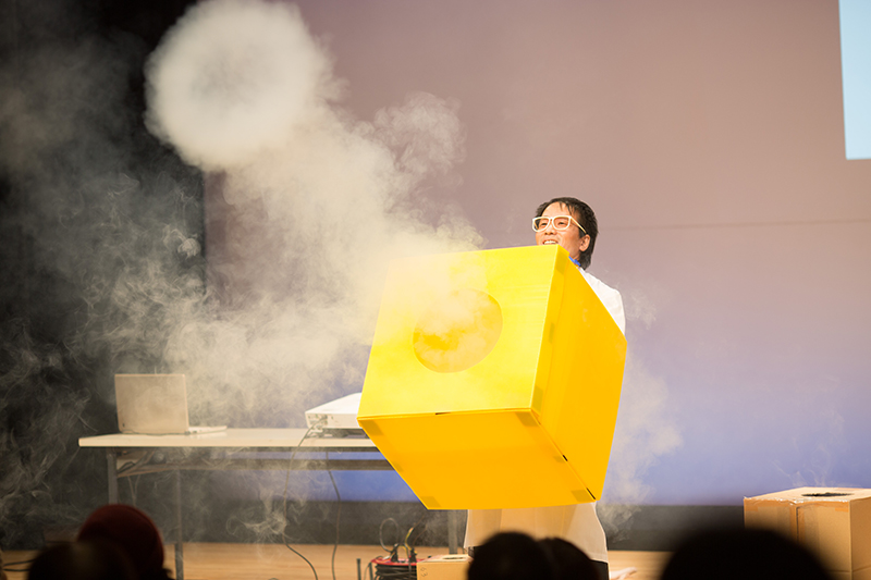 ステージから客席に向かって巨大段ボール空気砲の放つキビート