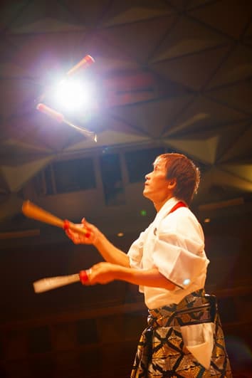 4本の刃物でジャグリングをする様子