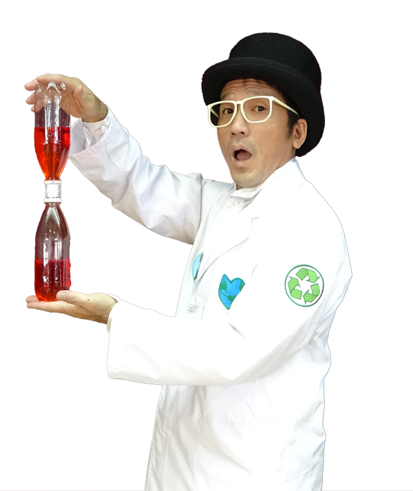 赤い液体が入った2つのペットボトルをつないだ実験器具を持つキビート