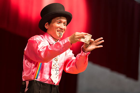 一万円札を使いマジックをするキビート