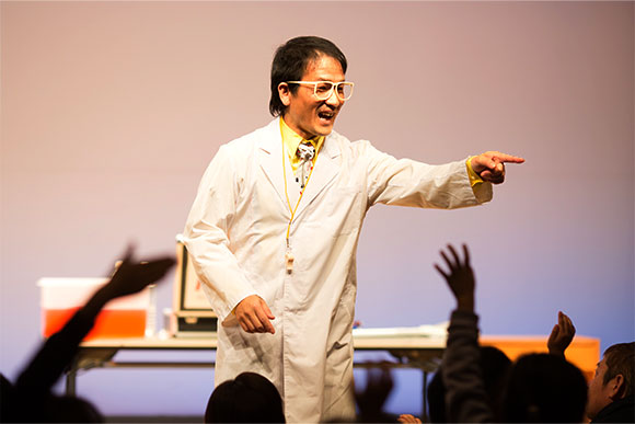 ステージから客席に挨拶をする豊来家幸輝